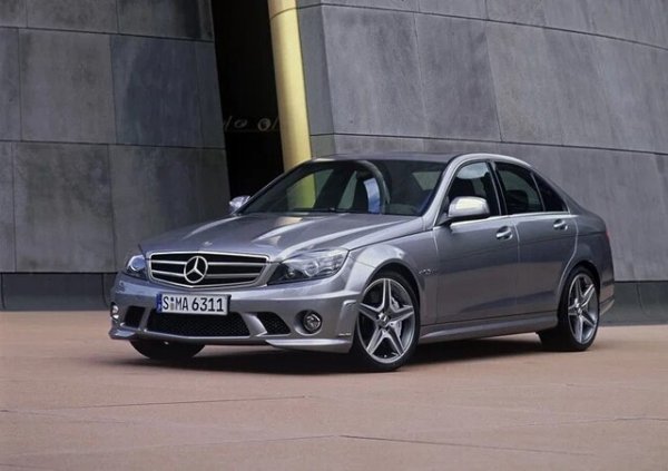 Докато конкурентите преминаваха към по-малки мотори, AMG избраха коренно различен подход за C63 W204. Германците успяха да натъпчат масивен атмосферен 6.2-литров V8 в коша на компактната C-класа.

Резултатът е 457 к.с. и един от най-великолепните звуци в автомобилната история. C63 може да превърне задните си гуми на пух и прах при всяко по-сериозно докосване на газта, но под бруталната сила се крие и изненадващо способно шаси.
