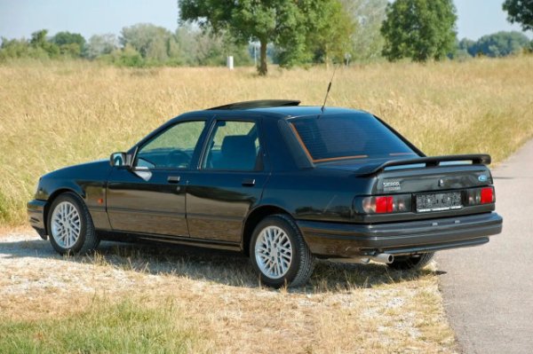 Оригиналната Sierra RS Cosworth с три врати беше всичко друго, но не и дискретна. Ford обаче успяха да направят същата брутална формула много по-пригодна за ежедневието, като я имплантираха в седана Sapphire. Огромното задно крило изчезна, оставяйки един на пръв поглед скромен семеен автомобил, но с истинско моторспорт ДНК.

Задвижването е поверено на 2.0-литров турбомотор Cosworth, първоначално със задно предаване. По-късно, когато Ford насочват усилията си към рали шампионата, моделът получава задвижване на четирите колела и 220 к.с. Автомобилът е бърз, практичен и далеч по-незабележим от своя предшественик.
