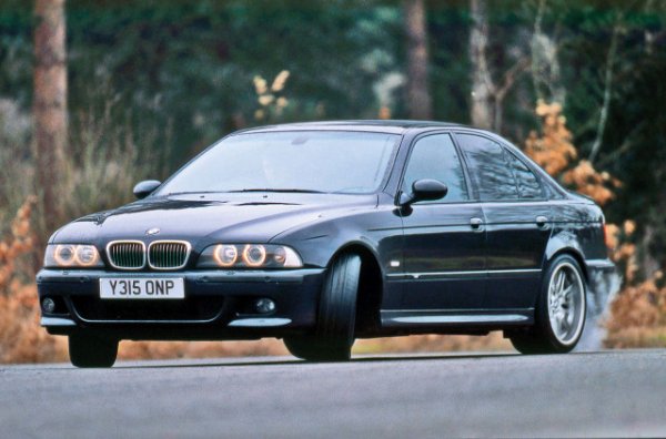 За феновете, поколението E39 остава ненадминатият еталон за BMW M5. На външен вид колата почти не се отличава от стандартна "Петица", но под изчистените линии се крие перфектната буря.

Това е първият M-модел, оборудван с V8 мотор &ndash; атмосферен 4.9-литров агрегат с 400 к.с. Предлага се изключително и само с 6-степенна ръчна трансмисия, която предава мощността към задните колела. Спринтът от 0 до 100 км/ч отнема 5.3 секунди, но по-важен от сухите цифри е феноменалният баланс между лукс, комфорт и чиста динамика.
