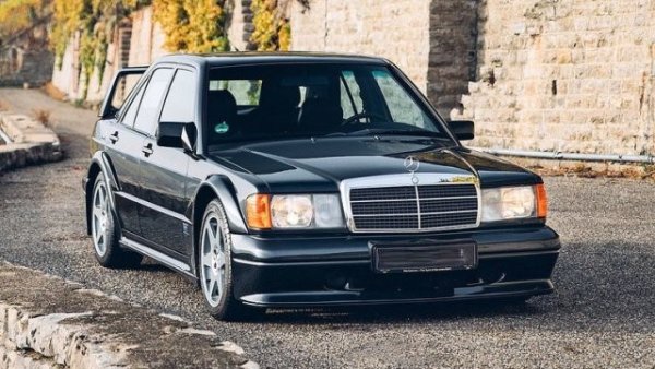Докато стандартният Mercedes 190E е проектиран като разумен и надежден компактен седан, Evolution II е пълната му противоположност. Създаден специално, за да хомологира състезателните иновации на марката за DTM, той излиза на пътя с брутално раздути калници, регулируем преден сплитер и едно от най-колосалните задни крила, монтирани фабрично на автомобил с четири врати.

Под капака работи 2.5-литров 4-цилиндров мотор с 235 к.с., а сериозните модификации по окачването и аеродинамиката го превръщат в истинско оръжие за пистата. Произведени са само 502 бройки &ndash; всичките в цвят blue-black metallic. Днес това е един от най-търсените и разпознаваеми пърформанс модели в историята на Mercedes.
