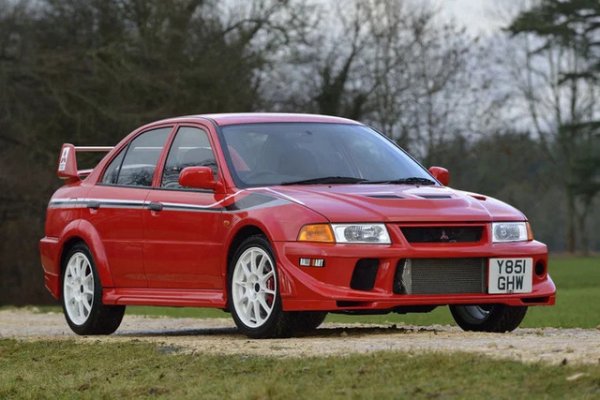 Всяка генерация на култовия Lancer Evolution има своите фенове, но Tommi Makinen Edition е може би най-почитаната.

Лимитираната серия е пусната в чест на четирите поредни WRC титли на финландската легенда Томи Макинен. Базиран на Evo VI, моделът получава ревизирано турбо, по-директен волан, по-нисък клиренс и специално настроено окачване за асфалтови рали отсечки. Червените екземпляри дори можеха да се поръчат със състезателните графики на Макинен, превръщайки TME в абсолютна японска икона.
