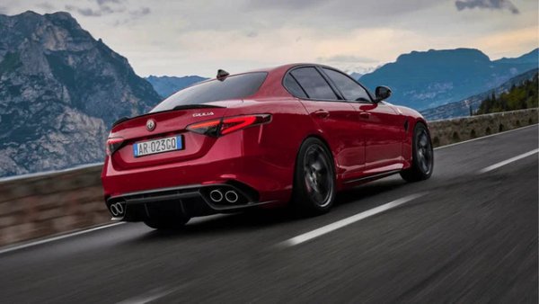 Giulia Quadrifoglio бележи триумфалното завръщане на Alfa Romeo при спортните седани със задно предаване, хвърляйки ръкавицата директно на BMW M3 и Mercedes-AMG C63. Италианката е красива, безкомпромисно бърза и пълна с емоция.

За задвижването отговаря 2.9-литров туин-турбо V6 (разработен с помощта на Ferrari) с 510 к.с. Ускорението до 100 км/ч става за стряскащите 3.9 секунди, а максималната скорост надхвърля 305 км/ч. Леката конструкция, бръснач-острият волан и перфектно настроеното шаси напълно оправдават тези впечатляващи параметри.
