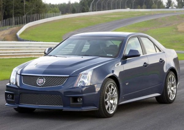 Американският отговор на германската хегемония. Cadillac CTS-V комбинира характерния ръбест дизайн и лукс на марката със сърце на Corvette.

Под капака му се крие 6.2-литров V8 с механичен компресор, който стоварва на пътя 556 к.с. Клиентите можеха да избират между ръчна или автоматична кутия, а адаптивното магнитно окачване гарантира, че колата не е просто поредният мускулест автомобил за драг състезания, а машина, която стои уверено и в завоите.
