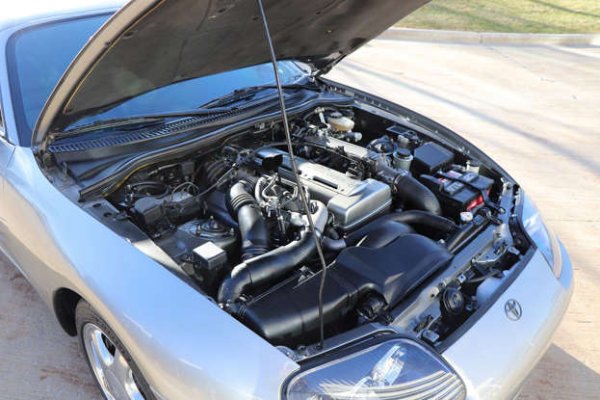 Спортните автомобили звучат като най-малко вероятното място за намиране на надежден двигател, тъй като при тях агрегатите са подложени на най-сериозни натоварвания. Но Toyota Supra (Mk IV) опроверга това със своя двигател 2JZ и неговите различни варианти. Този легендарен 3,0-литров редови шестцилиндров мотор има чугунен блок и алуминиева глава. Експерти по тунинг са измъквали близо 1000 к.с. от него със стандартни вътрешни части, което показва колко е здрав.

При правилна подръжка този мотор изкарва стотици хиляди километри. Същото важи и за двигателя 1JZ - 2,5-литровия вариант на редовия шестцилиндров JZ. Мощностите варират от 168 к.с. в атмосферния вариант до 1000 к.с. в тунингованите модификации, което е още едно доказателство за надеждност.
