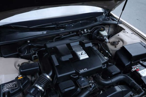 Toyota има репутация на производител на надеждни двигатели, като семейството UZ е едно от най-добрите. Този V8 започва живота си през 1989 г. в Lexus LS 400 - легенда сам по себе си, и остава в производство до 2013 г. Неговата комбинация от мощност, надеждност и финес позволяват да се използва в луксозни седани, микробуси, пикапи като Tundra и офроуд SUV-модели като Land Cruiser, Sequoia и Lexus LX/GX.

Предлаганите работни обеми включват 4,0 литра в 1UZ, 4,7 литра в 2UZ и 4,3 литра в 3UZ, но последното поколение също включва 4,5- и 5,0-литрови състезателни варианти, използвани в японските Super GT и Grand American Road Racing (Grand Am ) серия. Мощностите варират от 256 до 500 к.с.
