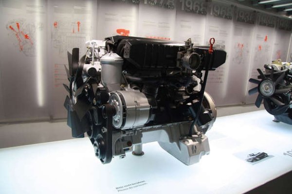 BMW и редови &bdquo;шестаци" са иделано комбинация, но дори и сред тези мотори има един, който се откроява - M50. Произвеждан само седем години (1990-1996 г.), той замени M20, когато беше пуснат в серията E34 5. Обемът на мотора варира от 2,0 до 2,5 литра, а мощността е от 148 до 189 к.с. M50 стана първият двигател на BMW, който използва променливо газоразпределение, когато получи актуализация от 1992 г., която включва един VANOS на всмукателната гърбица.

Той също така послужи като основа за S50, използван в M3 (E36) и беше толкова механично здрав, че вдъхнови следващите няколко поколения шестцилиндрови агреганти на BMW. Той обаче не беше надежден само в стандартна форма, а неговият чугунен блок е известен с това, че се справя с тежки дози усилващо налягане при настройки с принудителна индукция.
