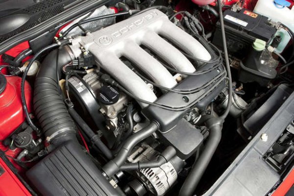 Друг &bdquo;краткотраен&ldquo;, но невероятно надежден двигател беше двигателят Volkswagen ABF. Този 2,0-литров четирицилиндров мотор с 16 клапана се произвежда от 1992-1999 г., като се поставяше на Golf GTI (Mk III) и четвъртото поколение Passat на няколко пазара. Той беше известен като високооборотен двигател, доставящ 148 к.с. при 6000 об/мин. Има чугунен блок и алуминиева глава с хидравлични повдигачи и впръскване на гориво. 

Въпреки че се счита за изключително надежден, частите му са доста скъпи, тъй като в последно време се намират много трудно. Често срещаните неизправности обикновено се отнасят до спомагателни сензори, а не до самия двигател, като сензорът за положение на дросела е сред известните проблеми.
