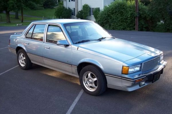 GM прекрасно усвоява практиката на "бадж инженеринга" - пускане на коли под различни марки с минимални разлики. Понякога обаче това се оказва адски скъпо. Отличен пример за този провал е Cadillac Cimarron, който все още редовно се появява в списъци с най-лошите американски автомобили.

Моделът се позиционира като луксозен автомобил, макар всъщност да е едва прикрит Chevrolet Cavalier с цена от няколко хиляди долара по-ниска. Купувачите бързо разбират измамата и Cimarron се проваля толкова оглушително, че почти срива самата марка Cadillac.
