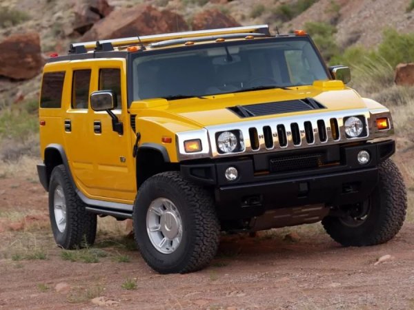 Когато Hummer H2 се появява за първи път, изглежда, че моделът няма друга цел освен да сплаши обикновените шофьори с масивния си външен вид. Под капака е монтиран невероятно жаден V8 двигател, който харчи средно 20 литра на 100 км.