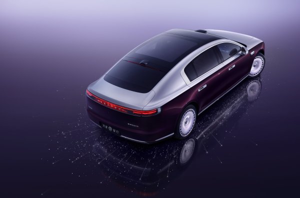 Хибридният Maextro S800 също е оборудван с три електрически мотора (мощност - 864 к.с.) и освен това разполага с 1,5-литров четирицилиндров двигател с турбокомпресор с мощност 156 к.с., който играе ролята на генератор. Капацитетът на тяговата батерия е 63,25 kWh.