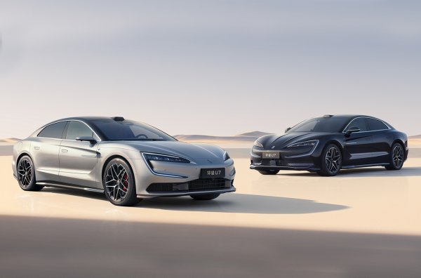 Елитната марка от BYD вече стана известна със супер всъдехода U8 и хиперколата U9. Седанът U7 поддържа високо ниво максимализъм. Разстоянието от предна до задна броня е 5265 мм, а коефициентът на аеродинамично съпротивление Cx е едва 0,195. 

Собственото тегло достига 3095 кг и тук няма грешка: тяговата батерия на електрическата версия (135,5 kWh) тежи почти 900 кг! Четири електрически мотора произвеждат общо 1300 к.с. и позволяват ускорение от 0 до 100 км/ч за 2,9 секунди.
