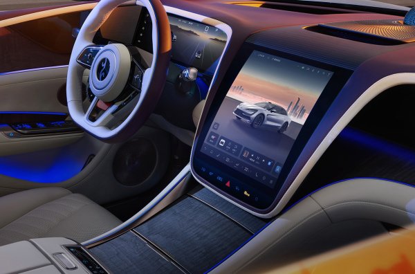 Хибридният Yangwang също се задвижва от четири двигателя, допълнени от 2,0-литров турбомотор с 4 цилиндъра (268 к.с.), като системата произвежда общо 1341 к.с. С пълен резервоар и напълно заредена тягова батерия от 52,4 kWh пробегът достига 1000 км. Максималната скорост и на двете модификации е една и съща &ndash; 270 км/ч.