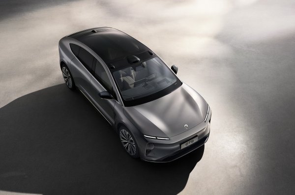 Европейските марки се придържат към каноните, създавайки огромни луксозни седани с класически пропорции. Китайците тълкуват формата доста свободно и не се страхуват от смели експерименти. 