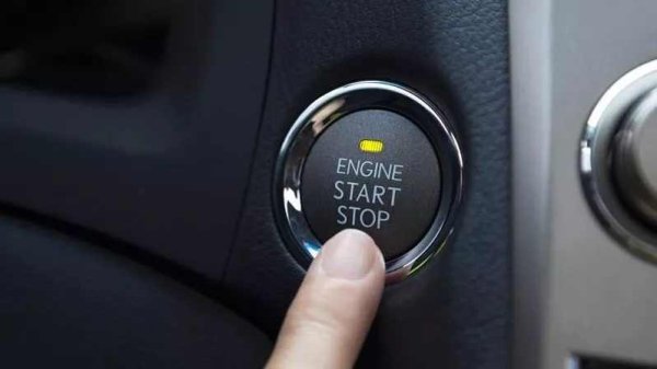 Платнер препоръчва да изключвате двигателя дори когато сте спрели, например на жп прелези или в дълги задръствания. Съвременните стартери са проектирани за десетки хиляди стартирания, така че няма нужда да се притеснявате за износване. Старт-стоп системата, инсталирана на някои модели, е особено ефективна в този случай.
