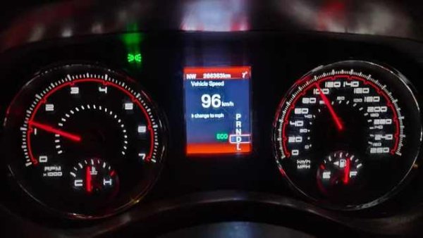 Колкото по-ниски са оборотите на двигателя (в разумни граници), толкова по-нисък е разходът на гориво. Препоръчително е да превключвате на по-високи предавки възможно най-бързо след стартиране на двигателя. Използването на най-високата предавка не само намалява шума, но също така емисиите и разходите за гориво.
