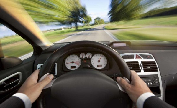 Постоянната скорост е ключът към икономията. Използването на круиз контрола помага за поддържане на постоянно темпо, но е важно да се помни, че автоматичната система не може да предвиди терена. Когато шофирате по хълмист терен, най-добре е да ускорите преди изкачване, а след това да използвате инерцията при спускания, за да намалите натоварването на двигателя.
