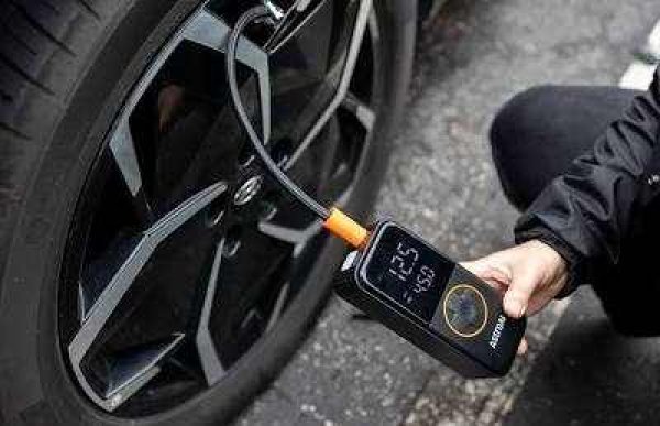 Недостатъчно напомпаните гуми увеличават съпротивлението, което може да увеличи разхода на гориво с до 10%. Редовната проверка на налягането в гумите не само удължава живота им, но и ви помага да спестите пари от гориво. Това е особено важно през зимата, защото ниските температури естествено водят до спадане на налягането в гумите.
