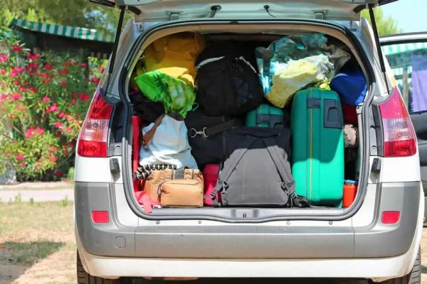 Излишният товар в колата е друг скрит източник на увеличен разход на гориво. Според експертни изчисления, всеки 100 кг допълнително тегло увеличава разхода на гориво с близо 0,7 литра на 100 км. Избягвайте да превозвате ненужни предмети. Ако в някой момент не ви се наложи да използвате багажника на покрива, най-добре е да свалите, защото увеличава аеродинамичното съпротивление и може да вдигне разхода на гориво с до 20%.
