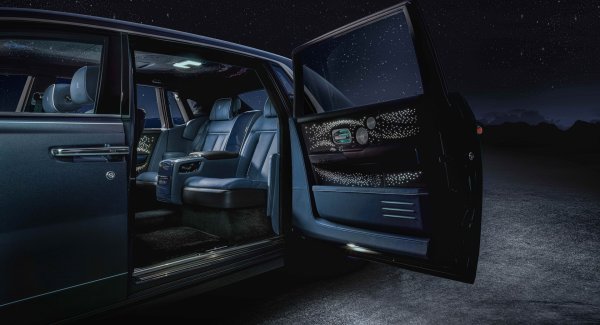 Силни страни - лукс

Audi, BMW, Bentley и Mercedes-Benz с радост ще ви измъкнат парите в замяна на луксозни седани, но когато става дума за разкош и глезене на собственика, Rolls-Royce е от друга планета. 

Да, Cullinan изглежда модерния избор, но все пак е SUV, което някак си помрачава чистотата му. Phantom, от друга страна - особено в дългата си база, е кола, която купувате, когато нямате намерение да се доближавате до шофьорската седалка.