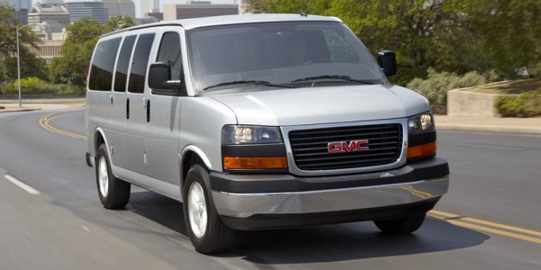 Силни страни - пътнически капацитет 
Ако искате да возите повече хора &ndash; над девет, то имате нужда от GMC Savana. Факт е, че оборудването в салона е толкова оскъдно, че дори моделите на Dacia изглеждат като автомобили от бъдещето. Savana дори няма задна врата от страна на шофьори, което донякъде превръща салона в пещера. От друга страна обаче стандартният модел се предлага с 12 места, а има и вариант с удължено междуосие с 15.