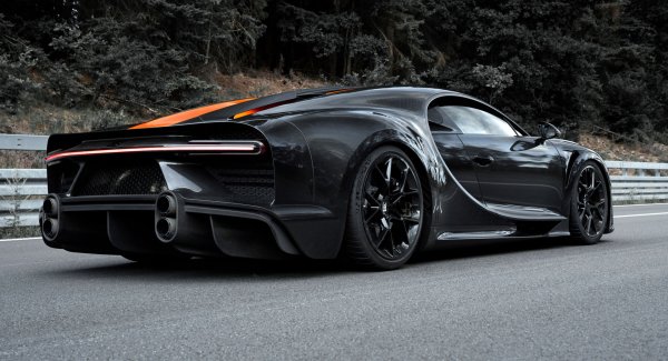 Силни страни: 490,5 км/ч

Стандартният Chiron с W16 двигател с 1500 к.с. е проектиран да бъде абсурдно бърз, но е насочен още към лукса и всекидневното използване. Тези неща обаче идобщо не попадат сред приоритетите при проектирането на Super Sport 300+. Моторът с обем 8,0 литра получава още 100 к.с., а каросерията е с напълно преработена задна част, което позволява подобряване на аеродинамиката с над 40%. 

Всичко това позволява на Super Sport 300+ да развие 490,5 км/ч &ndash; нещо, което нито един собственик няма да направи. Така че, това е един напълно безсмислен проект, но няма как да не се възхитим на целенасочения фокус към постигането на една-единствена цел.