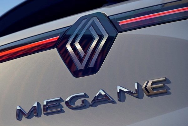 Резонен въпрос - много други производители избраха нови имена и дори цели отделни нови гами, в които да развиват електрическото задвижване. Renault вместо това избира име, познато от няколко поколения на най-популярния си хечбек. 
Едната цел зад този ход е да не се инвестират излишни средства в популяризирането на изцяло ново име, признават французите. Другата цел е да успокоят клиентите, че въпреки електрическото задвижване това е съвсем нормален семеен автомобил, който няма да изисква никакви промени в начина им на живот, и естествен приемник на първите четири поколения Megane с двигатели с вътрешно горене. 
