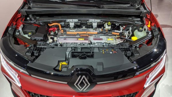 Електрическият Megane се задвижва от външно възбуден синхронен електромотор (ЕЕSM). От Renault ни обясниха, че ще продължат политиката си да не разчитат на постоянни магнити от редки земни елементи - от една страна, заради усложненията с доставките им от Китай, и от друга, защото отказът от неодимовите магнити понижава производствените разходи. 
Електромоторът е от ново поколение и тежи само 145 кг в комплект със съединителя - с над една десета по-малко от агрегата в сегашното Zoe, макар да е значително по-мощен от него. 
