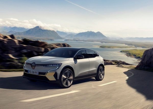 Megane Е-Tech идва с две степени на мощност: 130 конски сили (и 250 Нм) за базовия вариант, и 218 конски сили (300 Нм) за по-високите версии. При втория вариант ускорението 0-100 км/ч отнема 7.4 секунди. 
Автомобилът има и четири различни режима на рекупериране на енергията при спиране. 
