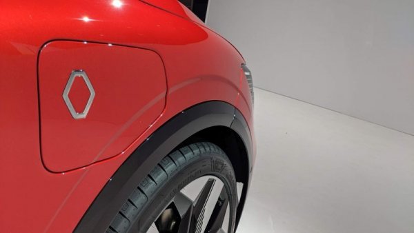 Двата варианта се отличават и по използваемия капацитет на батерията - съответно 40 и 60 киловатчаса. По тестовете на WLTP това е достатъчно за автономен пробег от 300 и 470 километра. 
Самата батерия е от ново поколение, значително по-компактна и лека (395 кг в по-големия вариант). Благодарение на увеличеното съдържание на никел за сметка на кобалта, енергийната плътност е пораснала до 600 ватчаса за литър - 20% повече от тази при Zoe. Батерията ползва и остроумно вградена в пода система за течно охлаждане. Гаранцията й е 8 години. 
