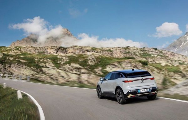 Французите обещават и доста по-ниско потребление на енергия в сравнение със Zoe, благодарение и на изцяло новата термопомпа. Средното потребление е обявено като 12.8 киловатчаса за 100 км - един от най-ниските показатели изобщо в електрическия сегмент. 
Megane E-Tech може да се зарежда на бързи станции при 130 киловата, при което за 30 минути получава до 300 километра допълнителен пробег. На стенно зарядно с капацитет 7.4 кВт са нужни 8 часа за зареждането на 400 км. 
