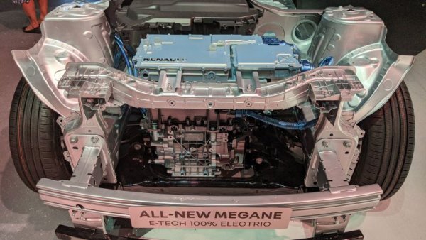 Megane E-Tеch Electric е първият модел на Renault, построен върху новата платформа на алианса CMF-EV. За разлика от традиционните модулни платформи, тя предлага доста по-голямо междуосие. Електромоторът и прилежащите му агрегати са разположени отпред - това спестява нуждата от прокарването на високоволтови кабели по цялата дължина на автомобила, и опростява производството. В бъдеще ще се появят и версии с втори електромотор на задната ос, които ще предлагат ефективно 4х4 задвижване.
