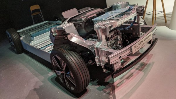 От Renault обещават да запазят динамиката и удоволствието от шофирането. Новият Megane E-Tech ще има най-директното кормилно отношение в електрическия сегмент - 12. Освен това центърът на тежестта му е с цели 9 см по-ниско, отколкото на бензинов Megane от актуалното поколение. Главната заслуга е на батериите, монтирани в пода. Самият блок на батериите е по-плосък отвсякога - само 110 мм. Задното окачване е многозвенно и подобрява прецизността на управлението.
