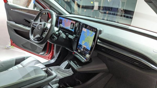 Електрическият Megane най-после изпълнява основното обещание на електромобилите: да предложат повече практичност и вътрешно пространство. За целта инженерите на Renault са прибегнали към хитро решение: изнесли са цялата структура на климатика в двигателния отсек. Това позволява таблото да е с несравнимо по-малък обем. 
С 4.21 метра дължина, електрическият Megane е доста по-къс от бензиновия, което го прави по-удобен в града. Но междуосието е по-голямо (2.70 м) и мястото вътре е повече.
