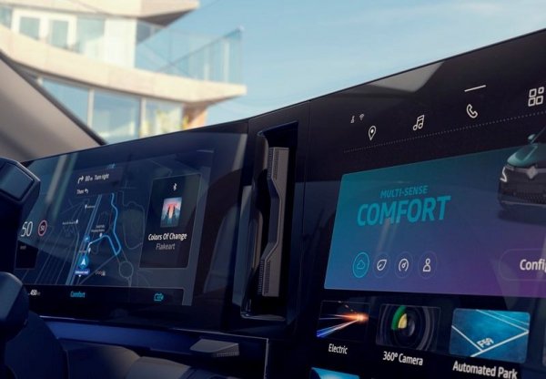 Вече немалко компании си партнират с Google и ползват най-вече гласовия асистент на интернет гиганта. Но при Renault партньорството далеч надхвърля това: всъщност цялата мултимедийна система OpenR Link е разработена съвместно с американците и е базирана върху Android Automotive OS. Автомобилът създава профил на всеки потребител, който може да се свърже с личния му Google акаунт - решение, което носи със себе си много улеснения. 
