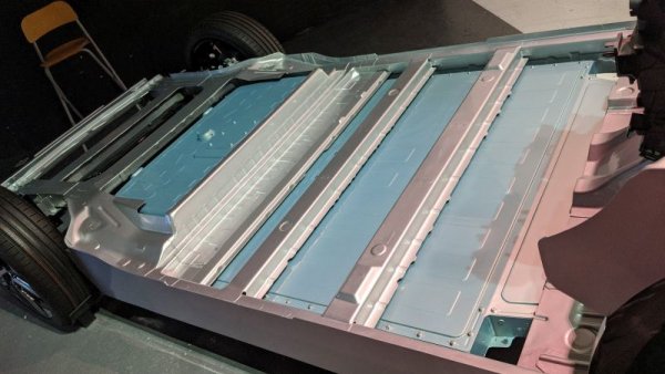 Какво се случва с батериите на електромобилите след края на жизнения им цикъл? Това е основен аргумент срещу електрическото задвижване, но в Renault имат отговор: когато капацитетът им спадне под нужното за задвижване на автомобила, батериите се използват за статично съхранение на енергия, а накрая в партньорство с Veolia-Solvay се рециклират и съставните им части се използват в други индустрии. 
