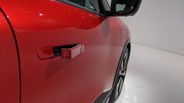 И в Renault са прибегнали към прибиращи се в корпуса ръкохватки на вратите, основно с цел по-добра аеродинамика. Но френското решение изглежа по-практично от това на Tesla и Range Rover, при които цялата ръкохватка се избутва навън от електромотор. Тук се подава само единият край, а това позволява целият механизъм да е доста по-компактен и лек. 
