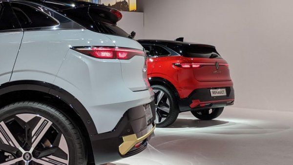 Електрическият Megane ще дебютира с шест основни цвята: два различни оттенъка на сиво, среднощно синьо, огненочервено, черно и ледниково бяло. Като опция се предлага боядисване на покрива в контрастен цвят (сив, черен или бял), което увеличава броя на възможните комбинации до 30. 
