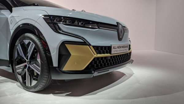 В името на ефектния външен вид, електрическият Megane ще бъде лансиран с 20-инчови джанти за по-високите нива на оборудване, и с 18-инчови за базовото. По-големите изглеждат действително по-добре, но ще увеличат значително разхода на собственика за гуми - особено ако е свикнал с традиционните 16-цолови на предишните поколения. 
