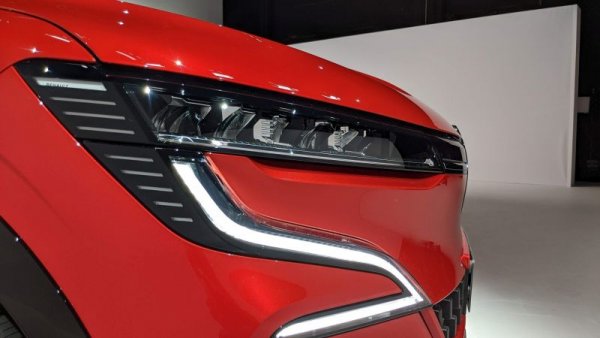 Светодиодните фарове на новия Megane са конструирани с по шест подвижни отразяващи панела. Това означава, че на практика не ви е нужен превключвател къси/дълги светлини - фаровете са адаптивни и сами коригират височината на лъча според обстоятелствата (и се превръщат във фарове за мъгла при нужда). Самият лъч е доста по-широк от обичайното, за да осигурява по-добра странична видимост. 
