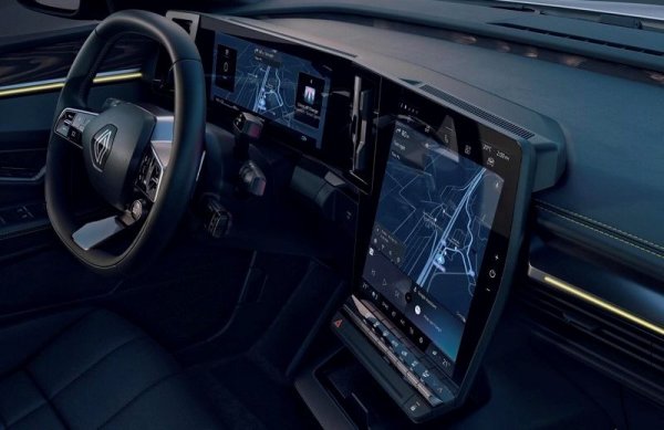 Наречен OpenR, новият сензорен екран е с форма на буквата "Г" е обединява в едно приборите (12.3 инча) и мултимедията (12 инча). Това е най-големият дисплей, монтиран някога в автомобил на Renault, и при това ще е серийно оборудване - само в базовата версия мултимедийният компонент ще е 9-инчов. OpenR е с подсилено стъкло и със забележимо по-добра резолюция и четливост от досегашните екрани на R Link системата. 
