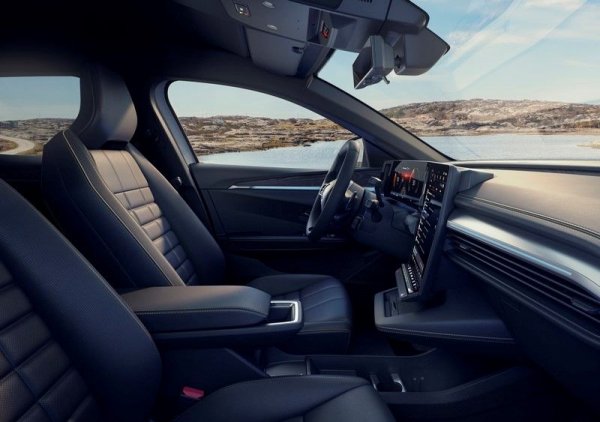 Скоростният лост е преместен зад кормилната колона. Това освобождава мното място на централната конзола, където вече има 7-литрово отделение за вещи - достатъчно голямо да побере дамска чанта. Отделно има две големи поставки за чаши и 3 литра пространство за вещи под централния подлакътник.
Megane E-Tech предлага общо 4 USB-C порта - два отпред и два за пътниците отзад, а също и 12V вход. Отпред има и безжично зарядно за смартфон.
 