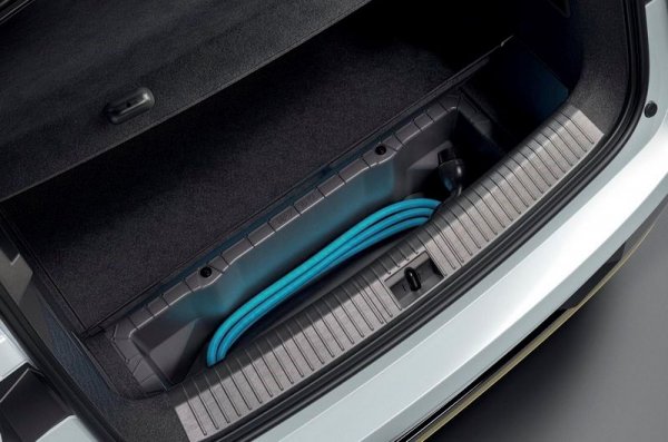 Багажникът побира 440 литра и удобна правоъгълна форма. Кабелите за зареждане се прибират в отделен джоб под неговия под. При нужда товарното пространство може да се увеличи, като се сгънат задните седалки и предната пътническа седалка. 
