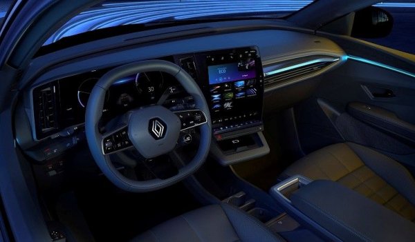 Французите много се гордеят с уникалното според тях интериорно осветление, наречено Living Lights - живи светлини. Автомобилът сам адаптира осветлението според външната среда, с по-хладни и отчетливи тонове денем и по-топли и успокояващи нощем. Можете, разбира се, и да изключите тази функция и да зададете предпочитан от вас цвят и интензитет. 
