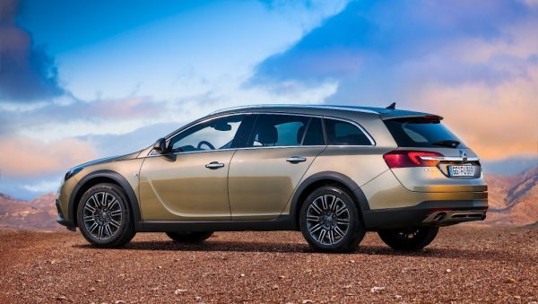 Един от козовете на Insignia бе разнообразието от варианти. Първоначално колата се предлагаше като класически седан и като фастбек. После се появи комби, кръстено Space Tourer, и повдигнато комби с 4х4, наречено Country Tourer. Първото поколение получи и спортна OPC версия, която ползваше произвеждания в Австралия от Holden 2.8-литров V6 турбомотор с 325 коня максимална мощност. 
