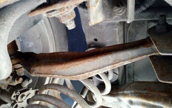 Като някогашен горд собственик на Kadett, авторът отлично помни времето, когато опелите ръждясваха от всеки порив на вятъра. За щастие то отдавна вече е само спомен. Изцяло поцинкованата каросерия на Insignia не е застрашена от корозия. Но все пак се срещат и някои пропуснати слаби места. Едното са праговете, особено в зоната зад предните колела, и е добра идея да ги укрепите и да ги наглеждате. Друга неочаквана слабост са улеите по покрива, които нямат гумирано покритие и също могат с времето да се покрият с издайническа кафеникава ивица. 
