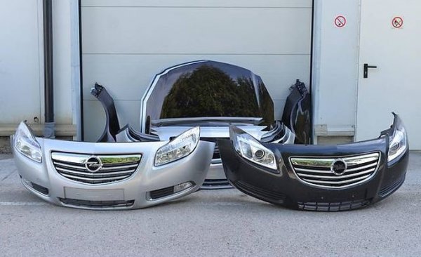 Оригиналният преден капак на Insignia е алуминиев. Лаковото покритие не е чак толкова плътно, че да го предпази от дребни одрасквания от камъчета и прочие. Ако ви попадне автомобил със стоманен капак, това е сигурен белег, че колата е претърпявала удар отпред и после е икономисано при ремонта (разликата в цената между оригиналния алуминиев и стоманения е точно тройна). 
