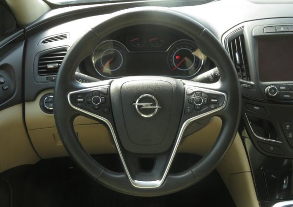 Първото поколение на Insignia почти до края на жизнения си цикъл ползваше хидравлично усилване на волана вместо електромеханично. Минусът от това е, че колата не може да има някои асистенти за подпомогане на водача като активно следене на лентата или автоматично паркиране. Плюсът е, че е доста по-лесна и евтина за ремонт. 
