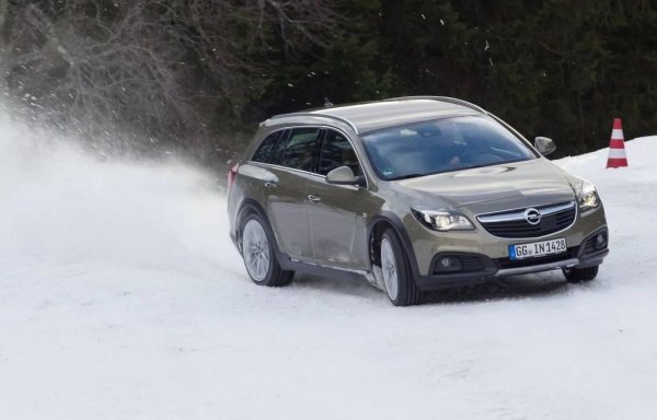 Един от козовете на Insignia е възможността да я купите със задвижване на четирите колела - при това не с обикновена електромагнитна муфа като при Mokka, а с Haldex съединител четвърто поколение. Системата е доста надеждна, стига да й сменяте маслото на всеки 50 000 километра. 
