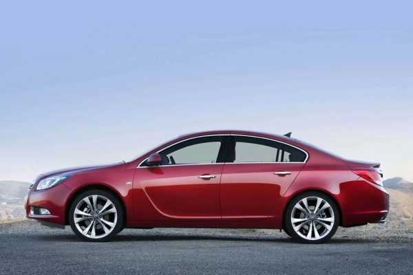 Добрата новина е, че предлагането е доста голямо. Лошата е, че в 90% от случаите става дума само за един двигател - 2.0 CDTi. Подобни машини вървят от 3900 лева (нов внос, "отлично състояние", 120 000 км пробег) до към 15-16 хиляди лева за машини от 2014-2015 година, след фейслифта. 
Срещат се и бензинови 1.8, на цени между 8 000 и 12 000 лева. Намерихме също три оферти за 2.8-литровия V6, само че не в OPC варианта с 325 коня, а с 260. Цените са между 11 500 и 13 500 за десетгодишни автомобили. 
Продава се и една истинска OPC, 2010, 176 000 км, за 16 800 лева. 
Най-достъпната кола със задвижване на четирите колела е за 13 000 лева, с двулитров бензинов мотор, производство 2010, и със 190 000 км обявен пробег (специфика при българския нов внос е, че пробегът е винаги някъде между 105 000 и 195 000 км). 
Най-високо вдигат летвата версиите Country Tourer с 4х4 след фейслифта - те се предлагат между 20 000 и 25 900 лева. 
