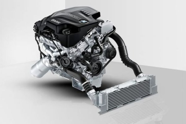 С директно впръскване, променливо газоразпределение и twin scroll турбо, това е универсален мотор, който може да ви кара на работа с разумен разход и после да остави половината ви гуми по асфалта, ако искате веселба. Няма турбодупка, въртящият момент е предостатъчен.
